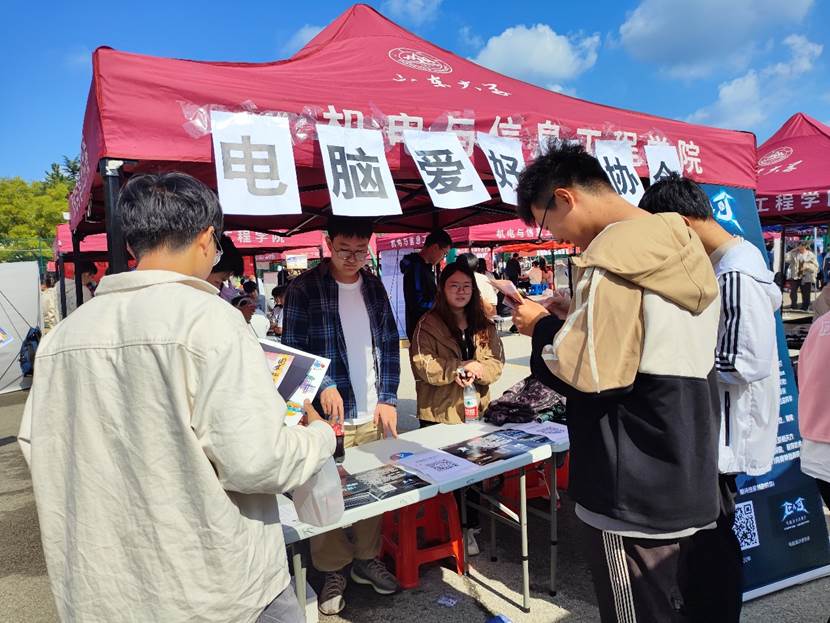 图片包含 人, 户外, 人们, 男人描述已自动生成